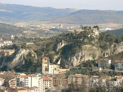 Las inexpugnables peñas de la "Cruz de los Castillos". En la peña pequeña de la izquierda estaba el castillo de Zalatambor, y en la más alta de la derecha el castillo Mayor. Fuera de la imagen, fortalezas de Belmecher y La Atalaya (Iturria: www.estella.com.es)