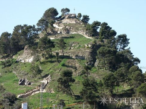 El castillo Mayor. Pese a que fue volado con explosivos en 1572, los restos de la edificación aún son abundantes (Iturria: www.estella.com.es)