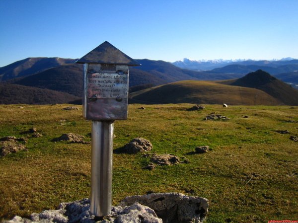 Espainia eta Fratziaren arteko mugaren irudi bat (Iturria: www.pirineos3000.com)