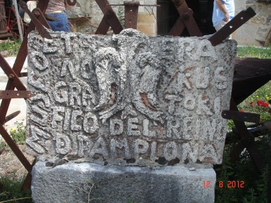 Estela que brinda la bienvenida al Museo Etnográfico de Navarra de Arteta (Argazkia: Iñigo Larramendi)