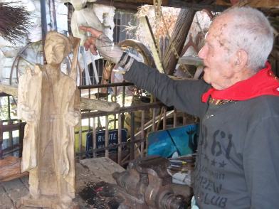 Imagen reciente de Joxe Ulibarrena junto a una de sus obras, en Arteta (Argazkia: Iñigo Larramendi)