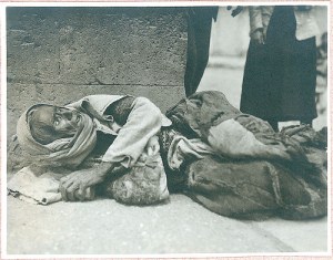 Anciana armenia maltratada durante el Genocidio (Iturria: Armeniapedia)