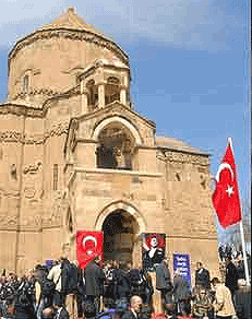 Iglesia de Aghtamar (Akdamar, en turco), en el lago Van (s. X). Casi destruida en 1915, fue restaurada por el Gobierno turco entre 2005 y 2006. Si bien el Gobierno turco pretendió presentarlo como reconocimiento del pueblo armenio, Armenia denunció que, en realidad, se pretendió "turquificar" el monumento (Iturria: www.anca.org)