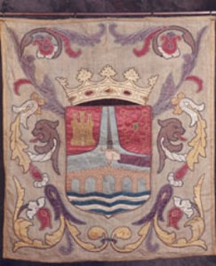 Herriaren armarria: 550 urte igaro ondoren, Nafarroako armarriak bertan darrai, goi eskuineko alderdian (Iturria: www.sanvicentedelasonsierra.org)