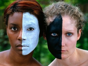 ¿Blanco o negro? (Iturria: https://nomadasfsg.wordpress.com)