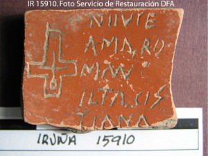 Una de las ostrakas halladas en Iruña-Veleia (Iturria: http://blogak.goiena.eus/elexpuru)